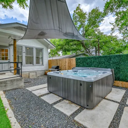 The Golden Goose - Hot Tub-Fire Pit-2 Blks to Main