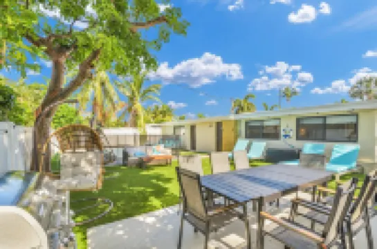 Stylish Surf Retreat with Pool - Charming Beach Lifestyle Escape