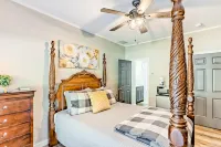 Modern suite in downtown Helen with WiFi & central ac - walk to attractions Hotels in Helen