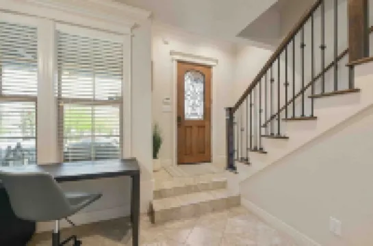 Northgate Nest Cozy & Convenient 2BR 3BA Office Steps from A&M