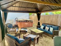Shaw Haus - Quiet Home & Fun Backyard, Hot Tub, Gazebo