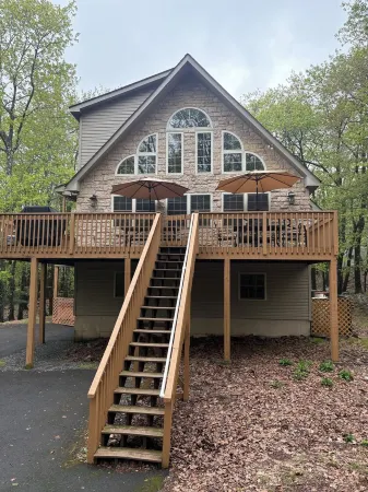 Lake Harmony Big Boulder Chalet w/Hot Tub,Pool Table,Ping Pong,Fire Pit,Pets ok
