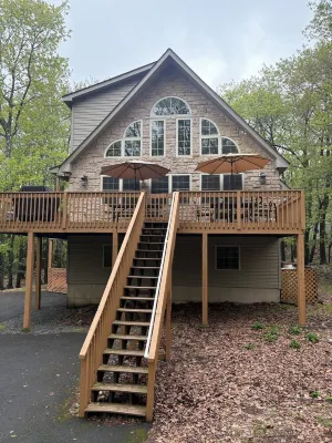 Lake Harmony Big Boulder Chalet w/Hot Tub,Pool Table,Ping Pong,Fire Pit,Pets ok