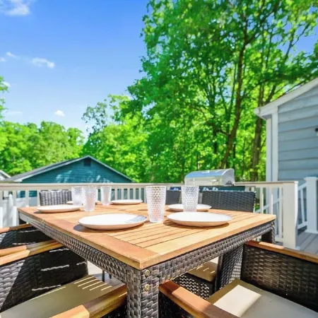 4 Bed, King Bed, Tvs ,Grill, Crib, Kids Essentials,Sleep Noise Machine,Bond Park