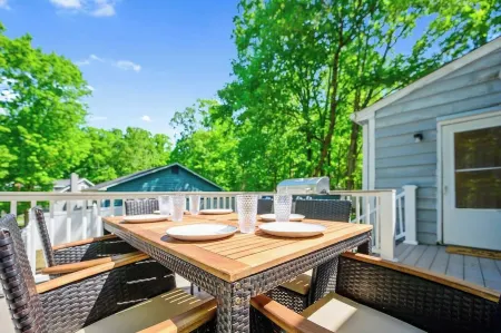 4 Bed, King Bed, Tvs ,Grill, Crib, Kids Essentials,Sleep Noise Machine,Bond Park