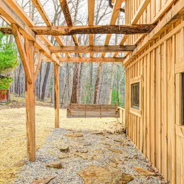 Private 3.5 acre Waterfront Cabin with Hot Tub, WiFi, Minutes from Nashville