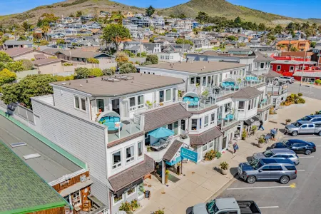 Breezy Beach Escape with Ocean Views and Communal Lounge - Stylish Retreat Отели рядом с достопримечательностью «Cayucos State Beach»