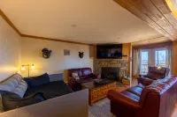 Breathtaking Sunset Views and Cozy Comfort - Stunning Mountain Retreat