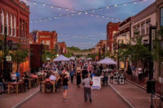 3 Bed. Downtown Designer Den w/ WiFi & AC in Amazing Greer NEAR AIRPORT