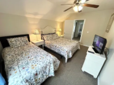 2-Bedroom Cottage, One Block to Beach! Free WIFI, Free Parking