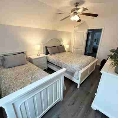 MRV13S, 2-bedroom cottage, 2 Blocks to the Beach! Free WIFI, Free Parking Rooms