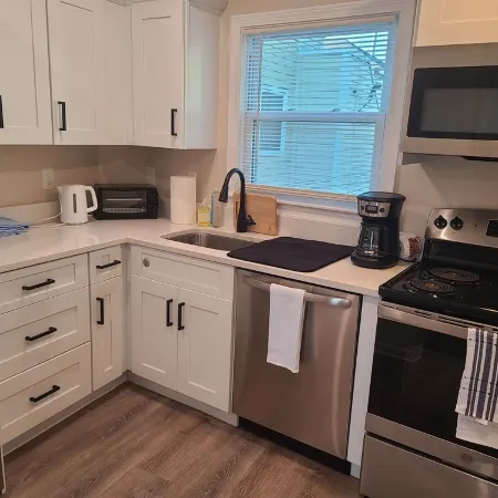 Downtown Marblehead 2brm/1.5bath w/ deck