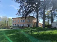 Le Jardin des Cèdres Hôtels à : Saint-Sulpice-la-Pointe
