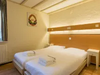 Cosy Bungalow with Microwave, in the Middle of de Maasduinen