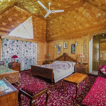 Wangnoo Houseboats