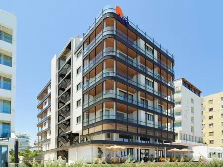 LIV Mackenzie Beach Suites Отели в г. Перволия