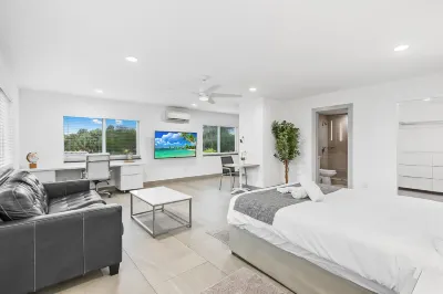Unique Retreat - Unit D: Cool 2nd-floor Retreat