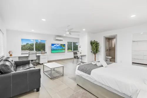 Unique Retreat - Unit D: Cool 2nd-floor Retreat Hotels in Deerfield Beach