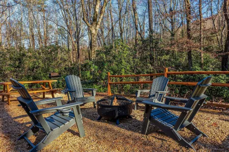 Hidden Hideaway 2 Bedroom Cabin by RedAwning