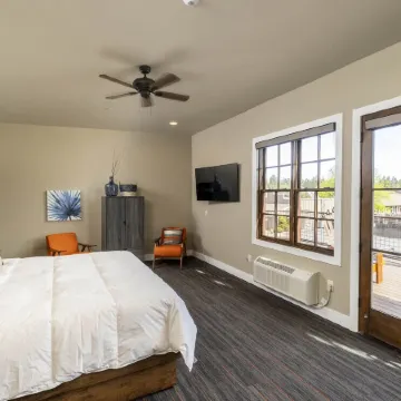 Ski Inn Taphouse Hotel