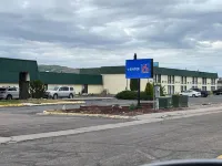 Motel 6 Pocatello, ID - parking