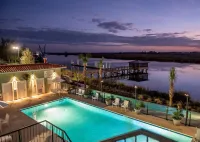 Oaks on the River Hotels in Darien