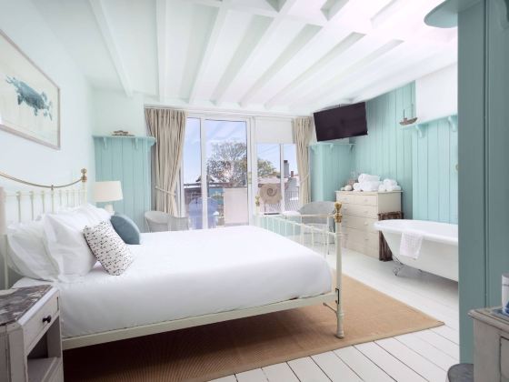 Lulworth Cove Inn