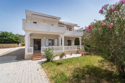 帶花園的舒適公寓Marija Camping Strasko附近的飯店