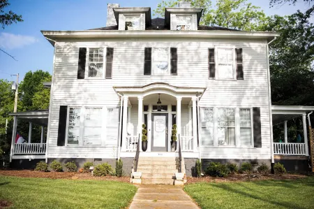 The Trott House Inn Отели рядом с достопримечательностью «Лайл Крик Гринуэй Трейлхед»