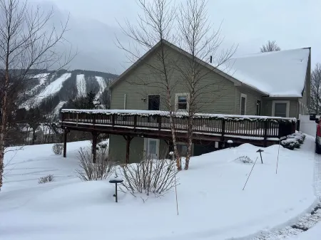 Enjoyable 5-bedroom house with WiFi in charming Cortland