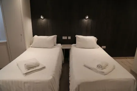 Debden Guest House Отели в г. Аксбридж
