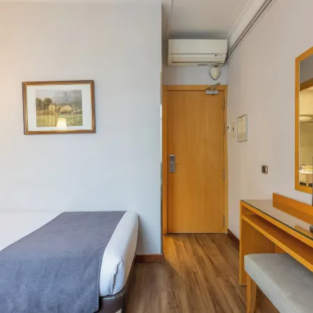 Hotel Lyon Отели рядом с достопримечательностью «Барселонета Бич»