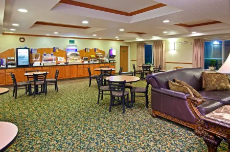 Holiday Inn Express & Suites Logan by IHG Отели в г. Логан