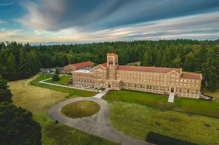 The Lodge at St Edward Park Отели в г. Кенмор
