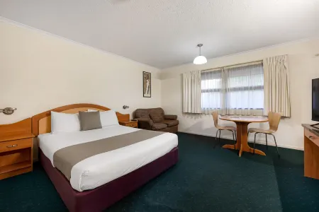 Pegasus Motor Inn and Serviced Apartments Отели рядом со станцией Doomben Station