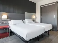 Ilunion Suites Madrid Hotels near Chamartín