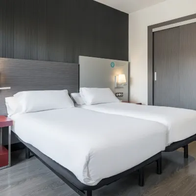 Ilunion Suites Madrid Hôtels à proximité de : Métro Prosperidad