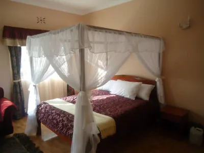 Meg's Guest House Hoteles cerca de Huruma Play Ground