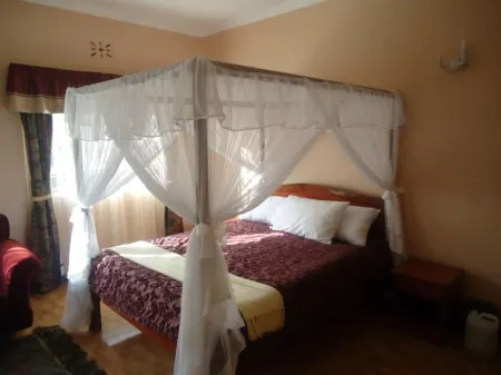 Meg's Guest House Отели в г. Элдорета