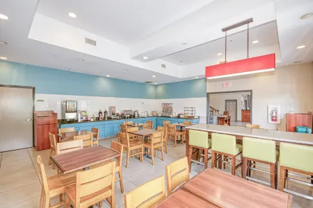 Country Inn & Suites by Radisson, Tallahassee-University Area, FL Отели в г. Мидуэй