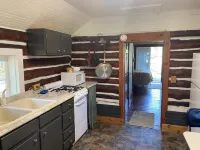 Charming cabin with indoor Pickleball court! Unlimited access during the weekday