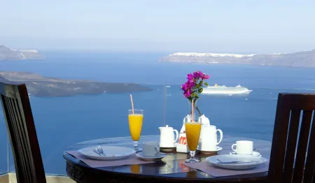 Suites of the Gods Cave Spa Hotel Отели рядом с достопримечательностью «Feel Santorini»