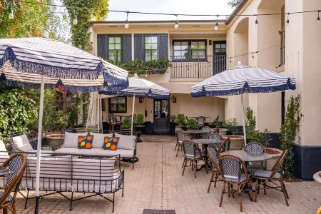 Petit Soleil - Bed, Breakfast and Bar Отели рядом с достопримечательностью «Государственный университет Калифорния Политекник»