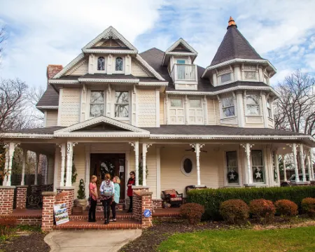 The Victoria Bed & Breakfast Hotels in Bentonville
