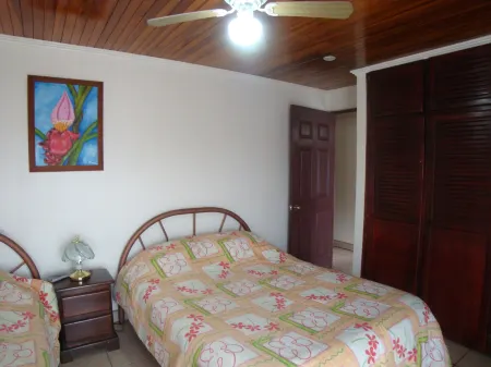 Hotel la Guaria Inn & Suites