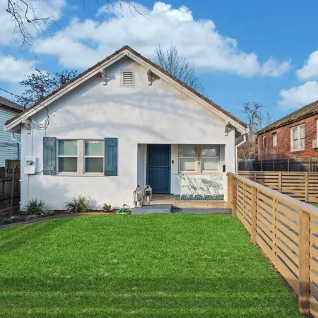 Charming 2-bedroom cottage with WiFi, AC in enjoyable West Sacramento