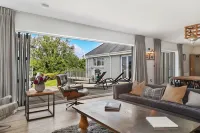 The Hawthorns - Large Luxury Cottage, Hot Tub, Sea Views - parking