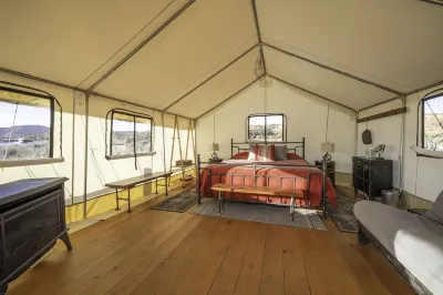 BaseCamp 37° Hotel di Kane County