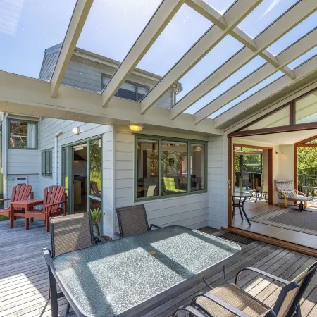 Tikirau Bay Views Отели рядом с достопримечательностью «Автобус Explorer Island Waiheke»