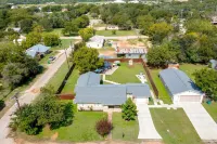 8b 4b Nearby Pool Blanco Wine Trail Town sq